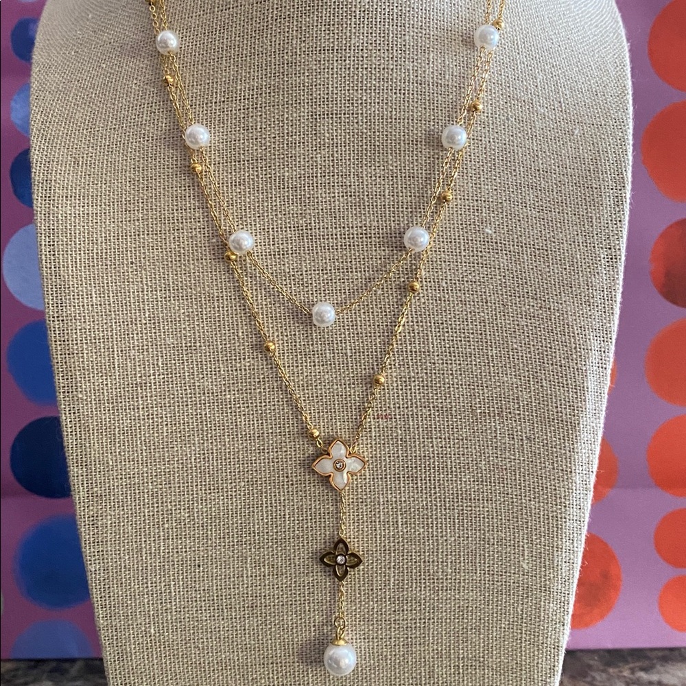 Elegant Gold and White Pearl Necklace - Picture 3 of 4